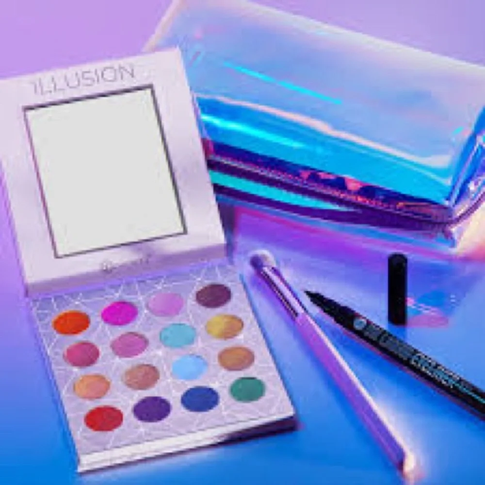 BH Holographic Makeup Set with Eyeshadow Palette and Eyeliner, Eyeshadow Brush